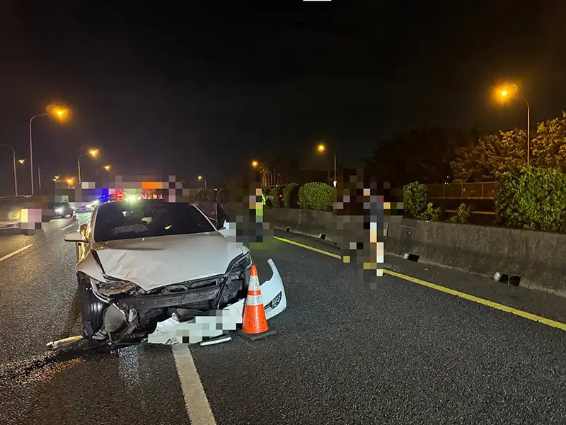 在行駛過程中未依規定變換車道，導致與自小客車發生擦撞。(圖/第四公路警察大隊 提供)