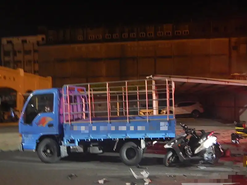 機車撞上停放小貨車　騎士送醫不治