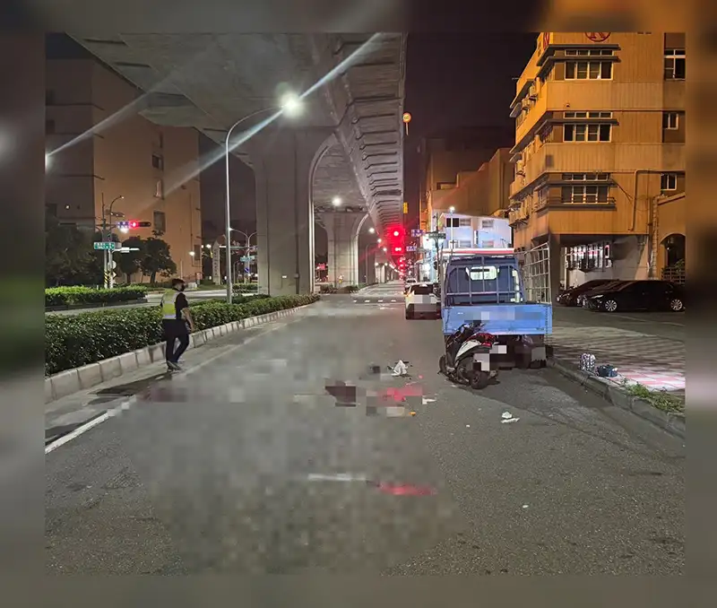 機車撞上停放小貨車，騎士送醫不治。(圖/交通大隊前鎮分隊 提供)