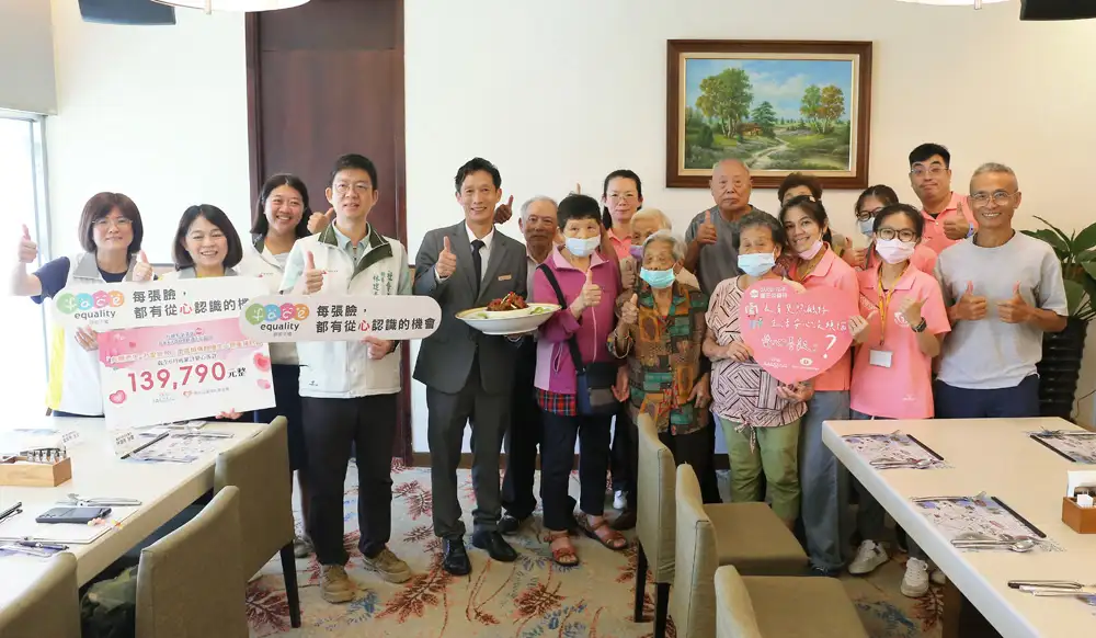 台糖長榮酒店副總經理魏玉風特別準備滷豬腳麵線,祝福「長樂學堂」所有長輩都能健康 (圖/台南台糖長榮酒店提供)