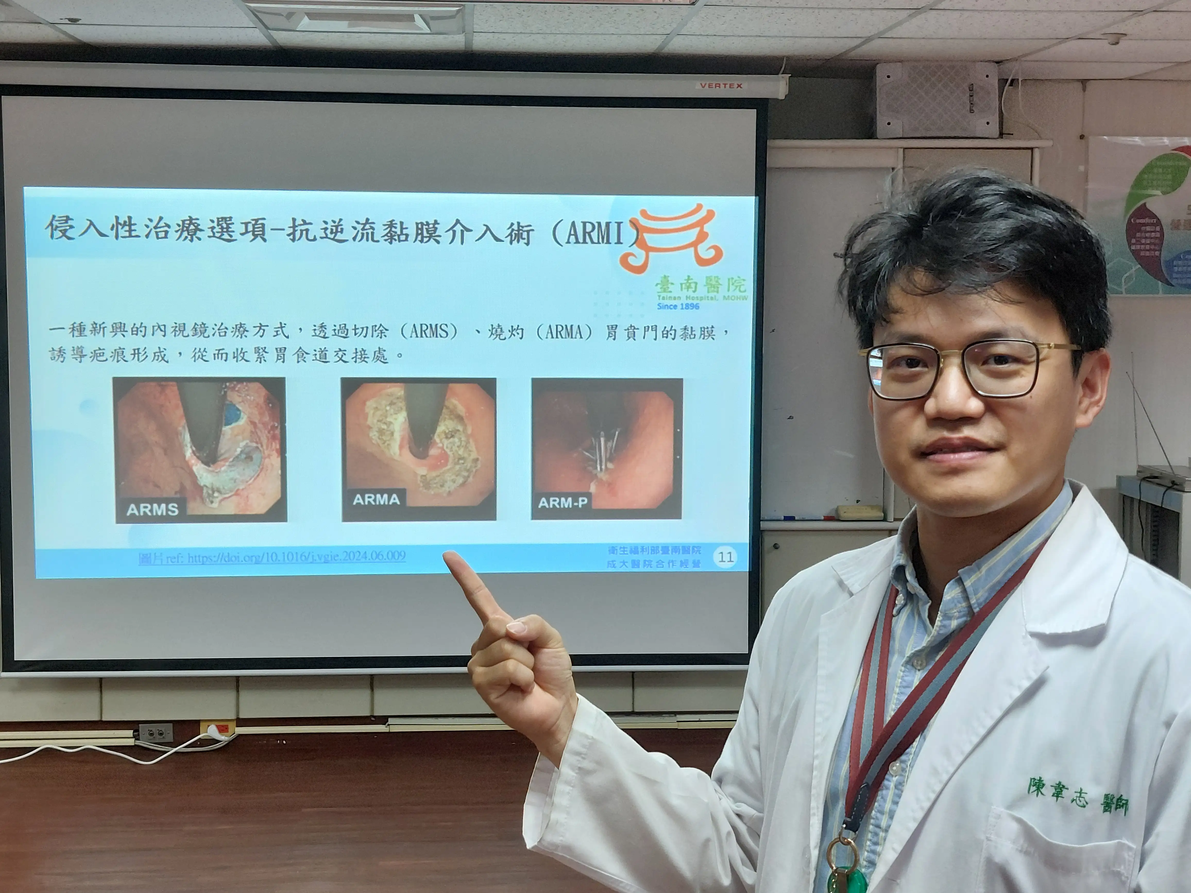 臺南醫院肝膽腸胃科醫師陳韋志介紹「抗逆流黏膜介入術（ARMI）」等新型內視鏡治療方式，有助改善胃食道逆流症狀，減少對藥物的長期依賴。(圖/臺南醫院提供)