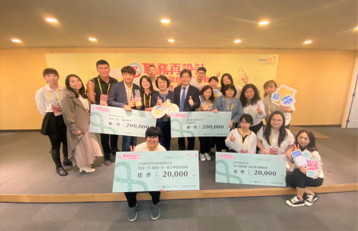 永康就業中心與飲料店老闆娘開發出「彩虹杯杯」,將飲料杯貼上不同顏色的貼紙做標示,認知障礙者(化名小馨)僅需依照杯子顏色選擇對應的飲料桶倒入至指定位子,放入封口機後即完成作業。