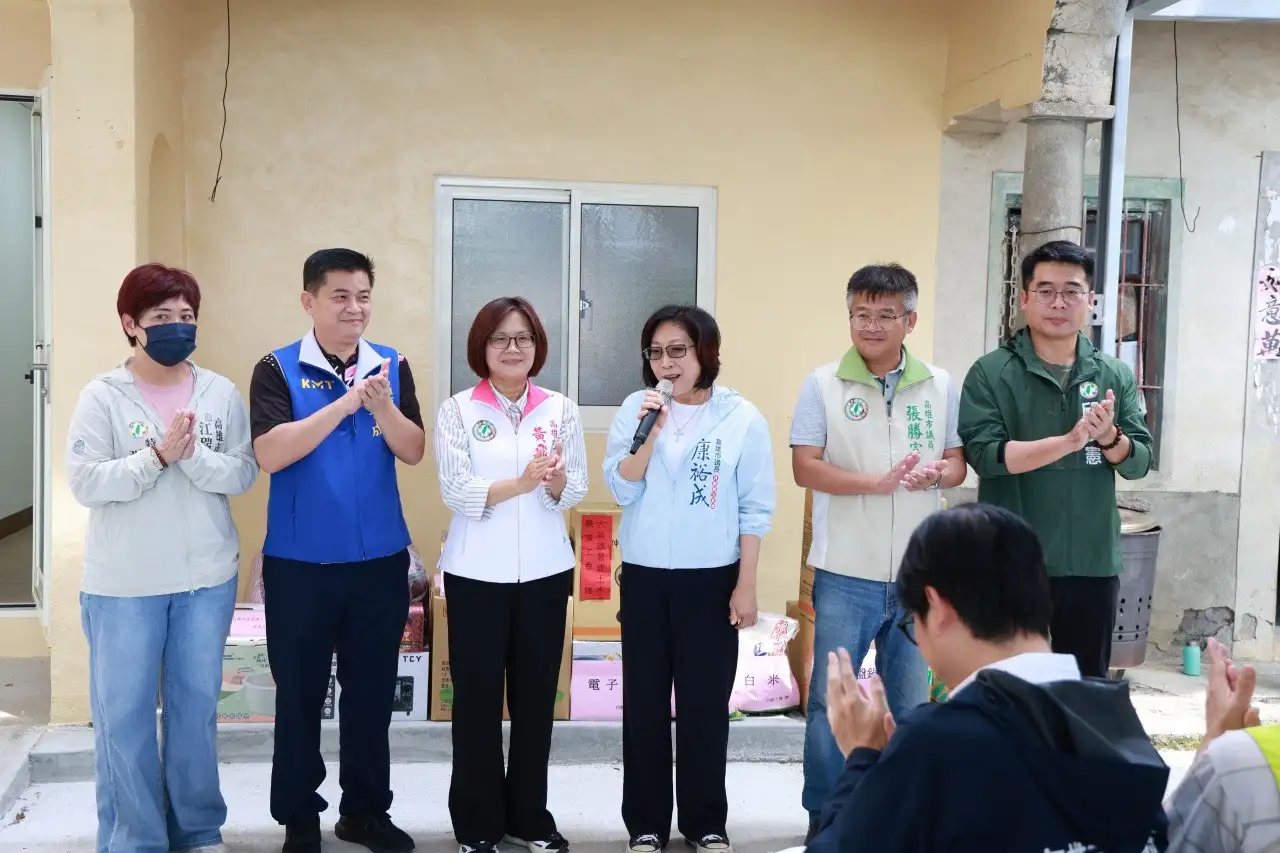 康裕成議長出席新居入厝儀式,肯定工會與社福團體的愛心接力。