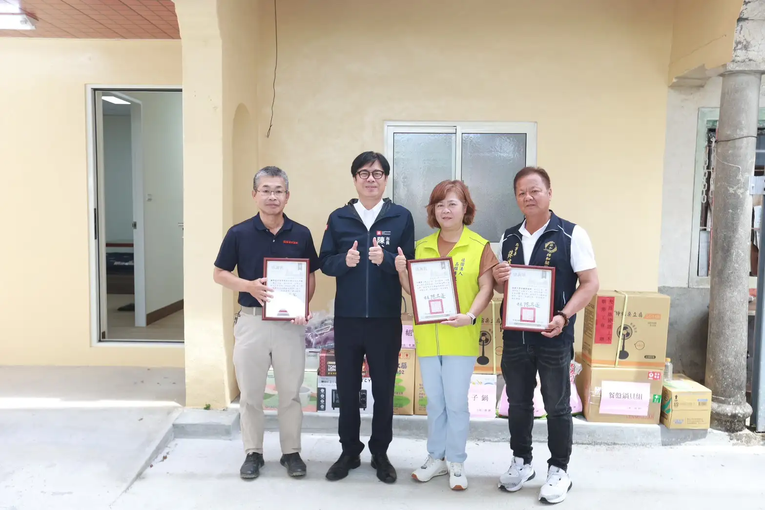 陳其邁市長到大樹區勞工家庭探訪,並致贈家具、家電,恭賀新居落成。