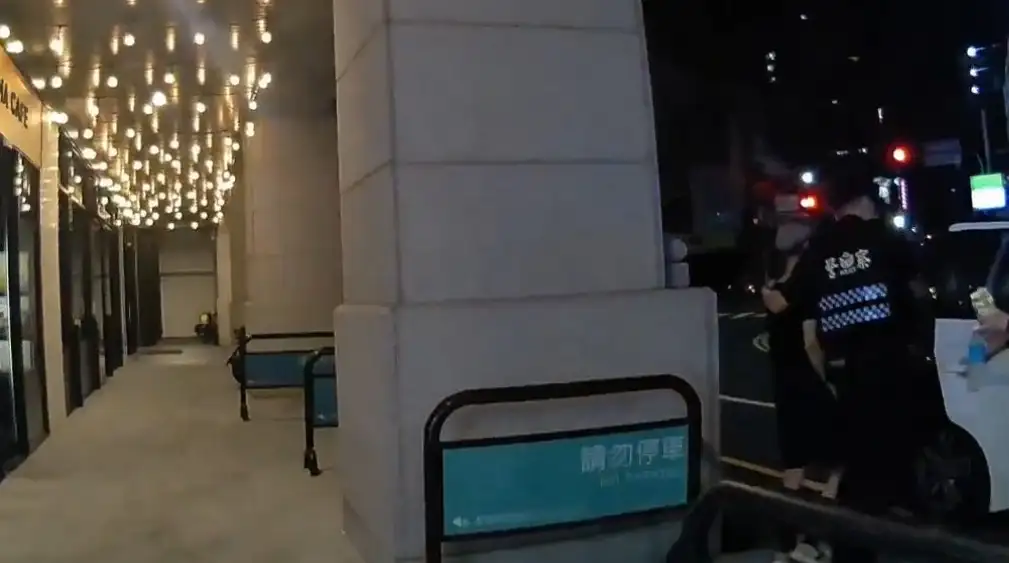 北門派出所員警與家屬合力協助高齡長者安全返家。(圖/南五分局北門派出所 提供)