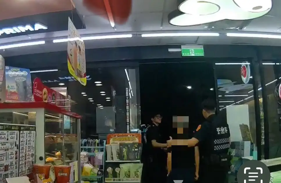 警察巡簽勤務時，接獲熱心民眾通報，超商內有一名年長男子疑似走失。(圖/南五分局北門派出所 提供)