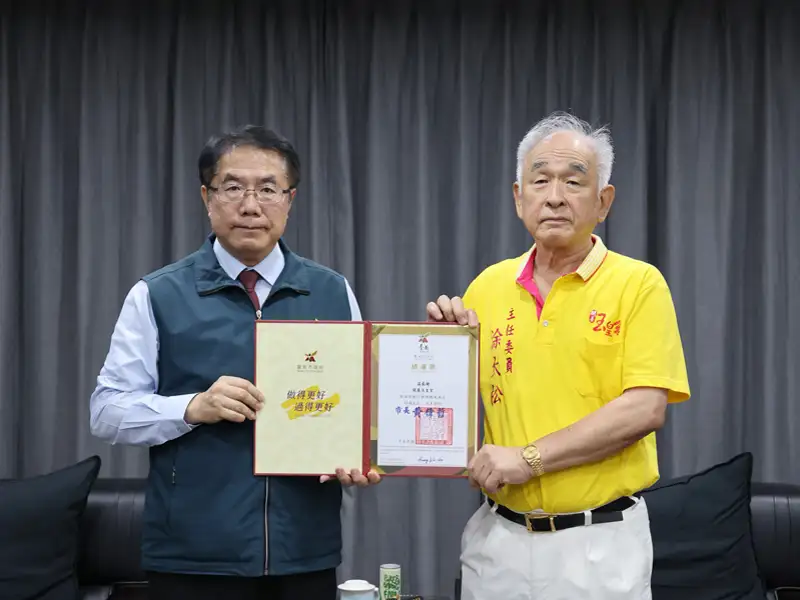 市長黃偉哲(左)回贈感謝狀給開基玉皇宮,由主委涂大松(右)代表接受。(圖/台南市政府提供)