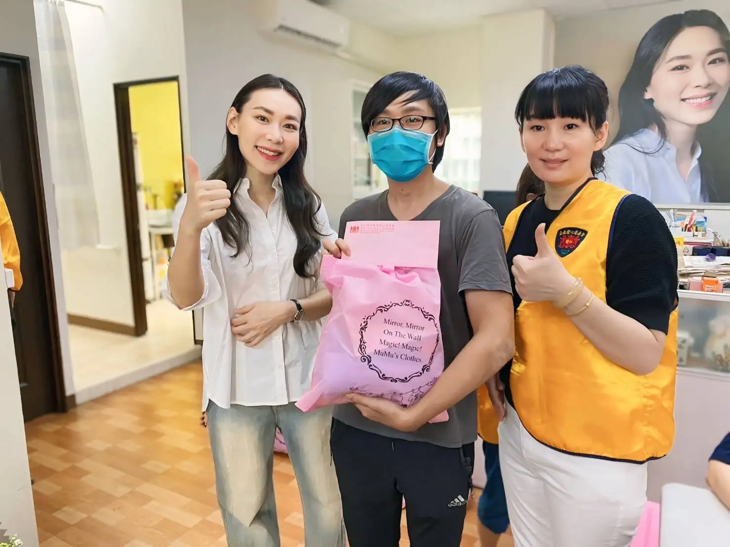 市議員曾之婕(左一)與台南愛心慈善會理事長高彤(右一)發送慰問金與民生物資予邊緣家庭,傳遞暖心力量。(圖/曾之婕提供 )