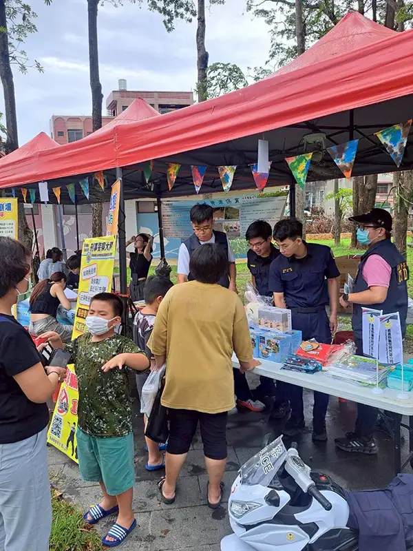 民雄警分局現場設置問答互動關卡,透過遊戲與宣導品提升民眾對詐騙手法的警覺性。(圖/民雄分局提供 )