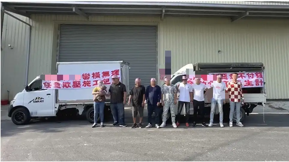警方查獲吳嫌等人於工地現場張掛抗議布條,疑藉此手段干擾施工、施壓工程款項,涉嫌組織犯罪與恐嚇取財。(圖/刑事局南打提供)