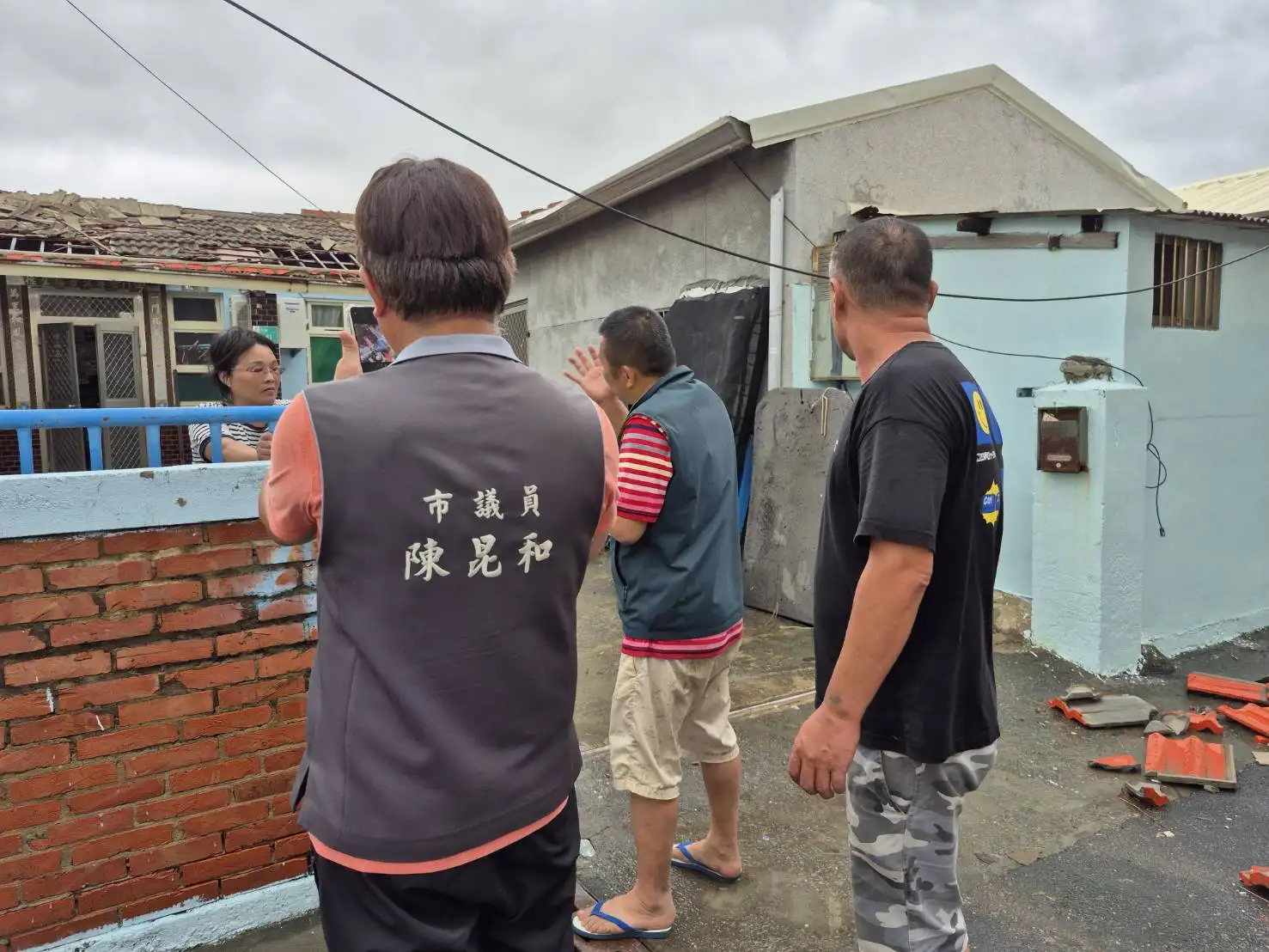 陳昆和議員深入大北門災區勘災,傾聽鄉親心聲,實地了解災民困境與迫切需求。(圖/陳昆和議員 提供)