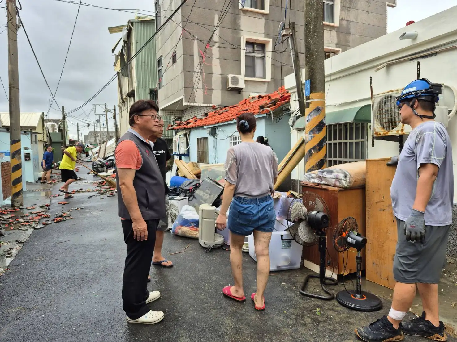 陳昆和議員深入大北門災區勘災,傾聽鄉親心聲,實地了解災民困境與迫切需求。(圖/陳昆和議員 提供)