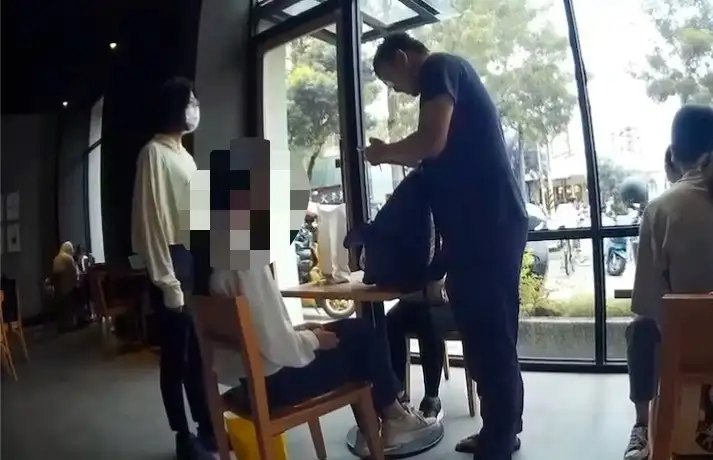 楠梓警分局員警當場在咖啡店內將涉嫌收款的呂姓車手逮捕,同時查扣手機與假證件等證物。(圖/楠梓警分局 提供)