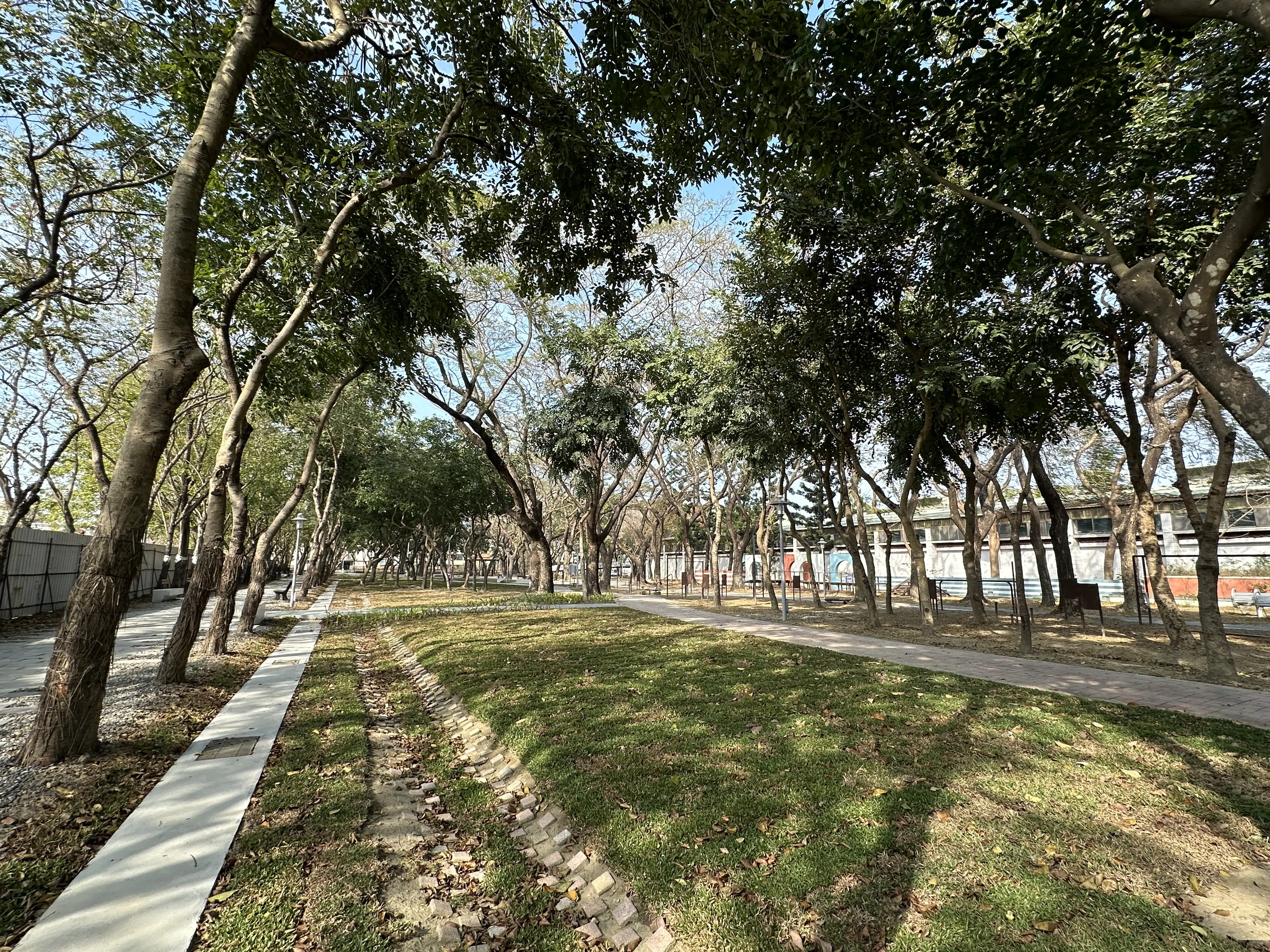 「新化體育公園周邊環境善工程」保留原水圳風貌，敲除原設置花台，設置綠籬緩衝。(圖/臺南市都發局 提供)