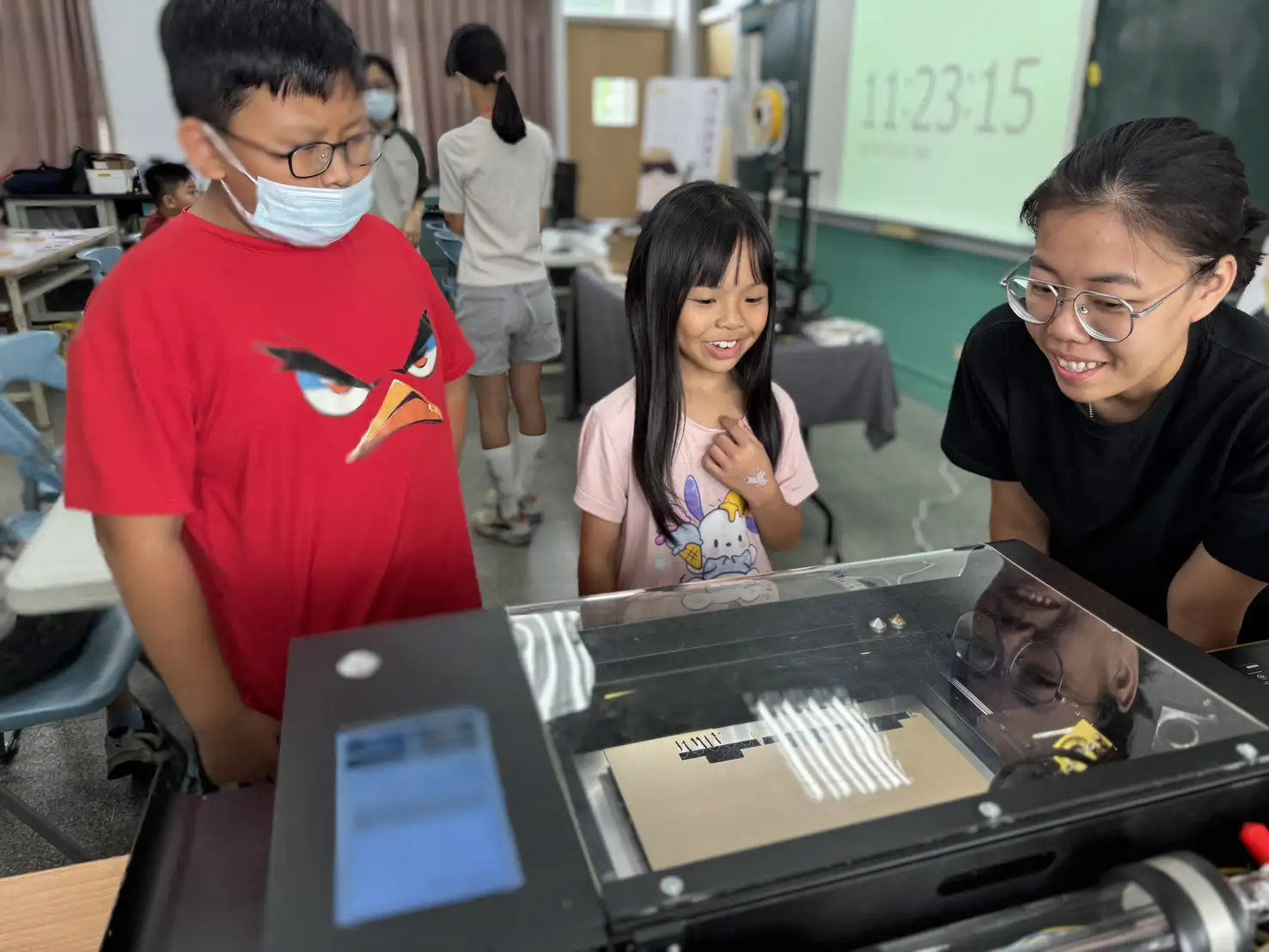 老師在行動自造車前為學童介紹設備原理與運作方式，激發孩子對科技的好奇心。(圖/主辦單位提供)