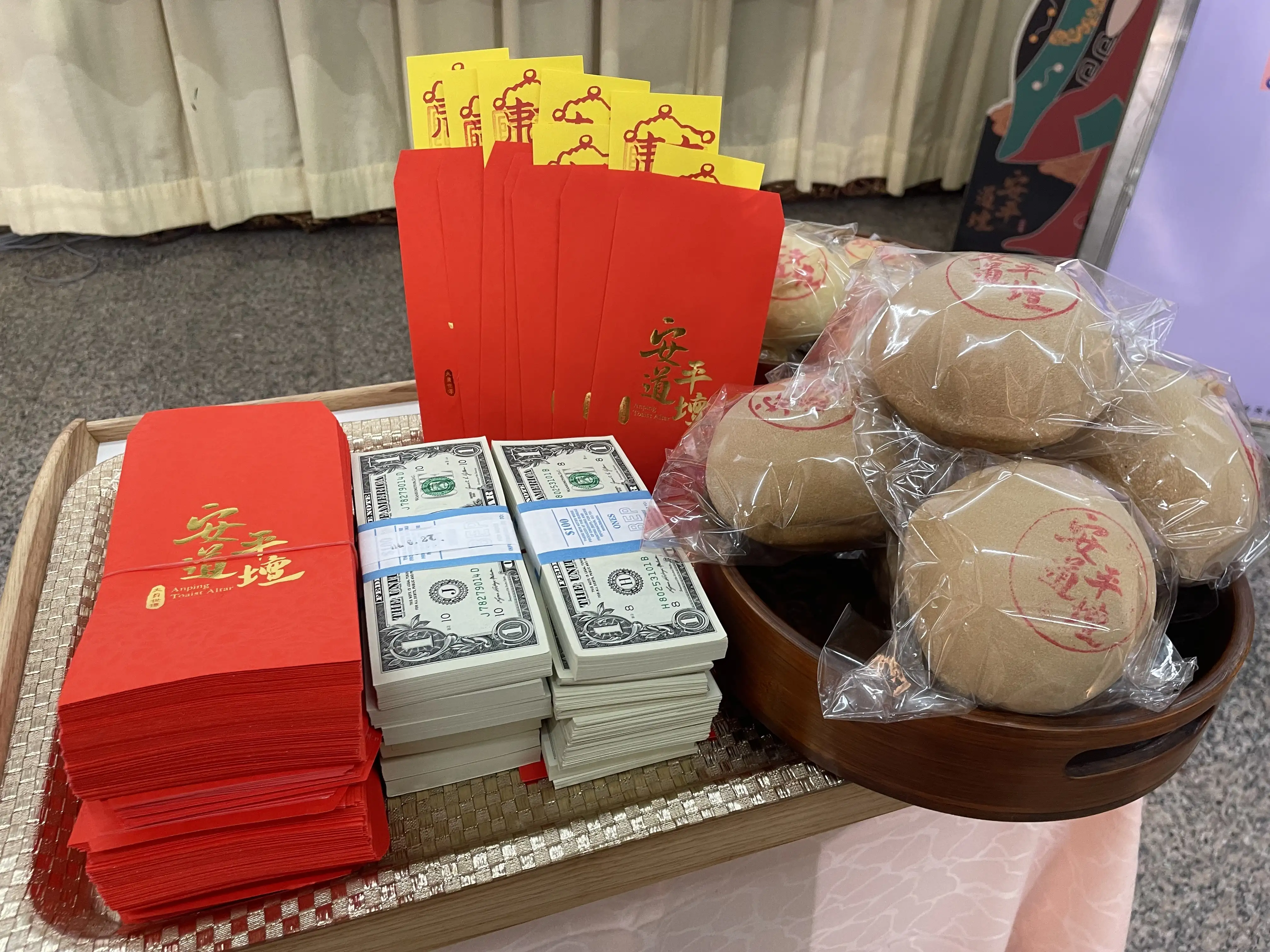 「四時吉祥─乙巳年感恩賜福延壽祈安法會」結合園遊市集,提供椪餅、平安包、滷麵、添壽麵、發財金、平安水、紀念符等結緣品免費贈送 (圖/記者林怡孜攝)