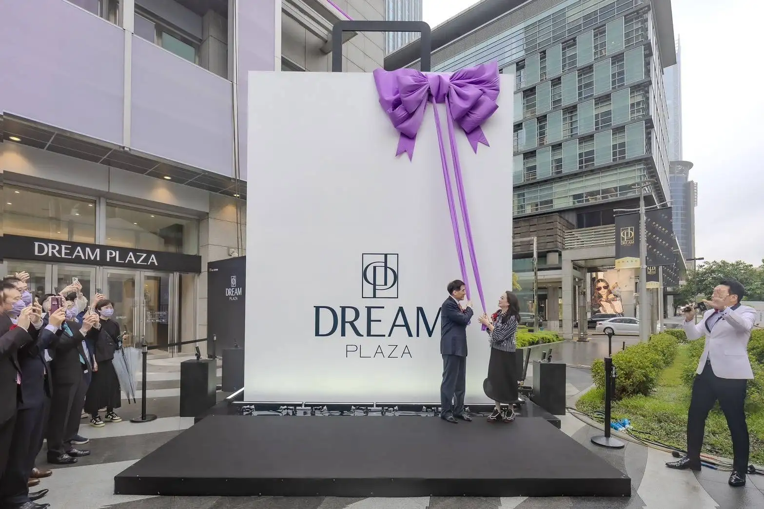 象徵夢想起飛的紫色大禮包裝置於開幕儀式揭幕,DREAM PLAZA正式啟動,打造城市美學與生活的全新交會 (圖/統一企業提供)