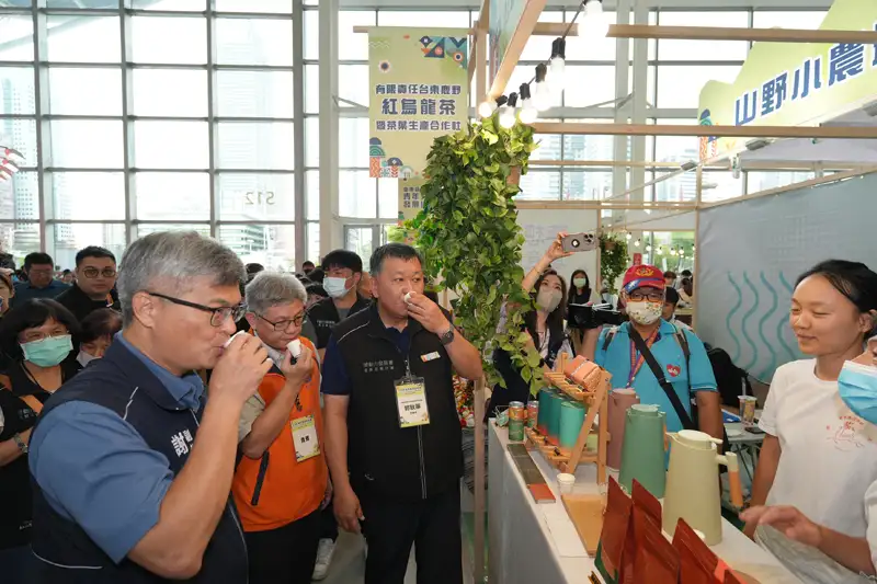 貴賓參訪「山野小農」展區，品嚐在地紅烏龍茶，肯定團隊推廣有機農業與友善耕作的努力，展現市集結合農創與永續理念的多元樣貌。(圖/高屏澎東分署提供)