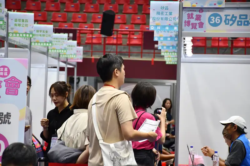 多家廠商開出優質薪資，吸引許多待業民眾前來現場與企業面對面交流，爭取就業機會。(圖/雲嘉南分署提供)