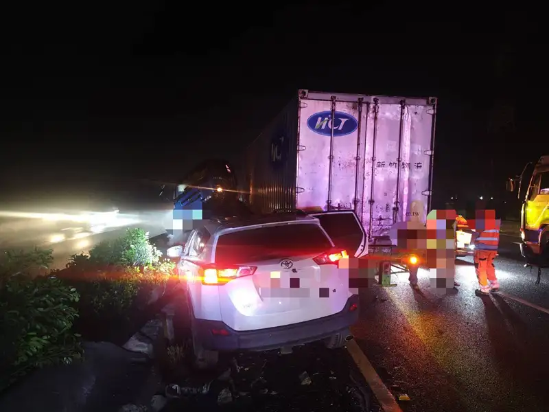 國道1號岡山段深夜車禍  聯結車失控撞護欄釀二次追撞