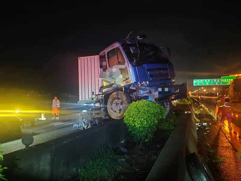 國1北上岡山路段26日晚間發生半聯結車與自小客車碰撞事故,現場車輛受損嚴重,造成兩人受傷送醫無生命危險。(圖/國道警察局提供)