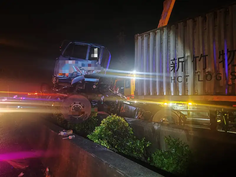 國1北上岡山路段26日晚間發生半聯結車與自小客車碰撞事故,現場車輛受損嚴重,造成兩人受傷送醫無生命危險。(圖/國道警察局提供)