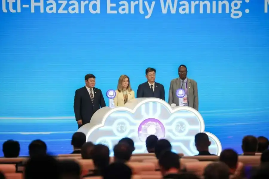 在2025年世界人工智慧大會開幕式上,中國氣象局局長陳振林(右二)與來自世界氣象組織代表共同啟動「媽祖(MAZU)」早期預警系統,象徵全球多災種氣象預警合作正式啟航。(記者張振興翻攝)