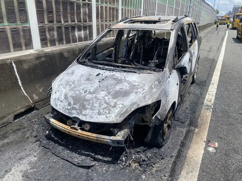 國道1號鼎金段驚傳火燒車  車內無人傷亡