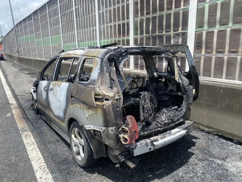 國道1號鼎金路段今(27)日中午驚傳火燒車事故,自小客車起火燃燒後幾近全毀,所幸駕駛及時逃生,無人傷亡,詳細起火原因仍待消防單位進一步鑑定。(圖/國道警察大隊提供)