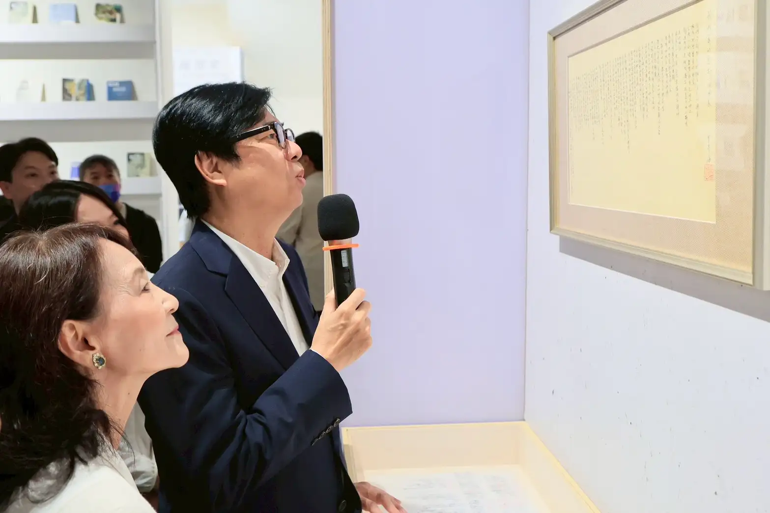 高雄市長陳其邁與曾黃翠茂女士於高雄文學館,深情朗讀〈呼吸書房〉,緬懷詩人醫師曾貴海。(記者吳文生翻攝)