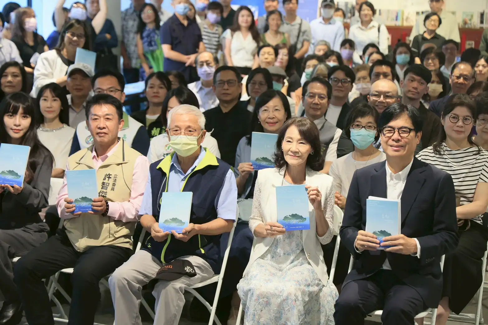 《星期八:曾貴海給世界的話》新書發表會現場,文壇友人齊聚高雄文學館,共同見證詩人醫師留下的文化資產。(記者吳文生翻攝)