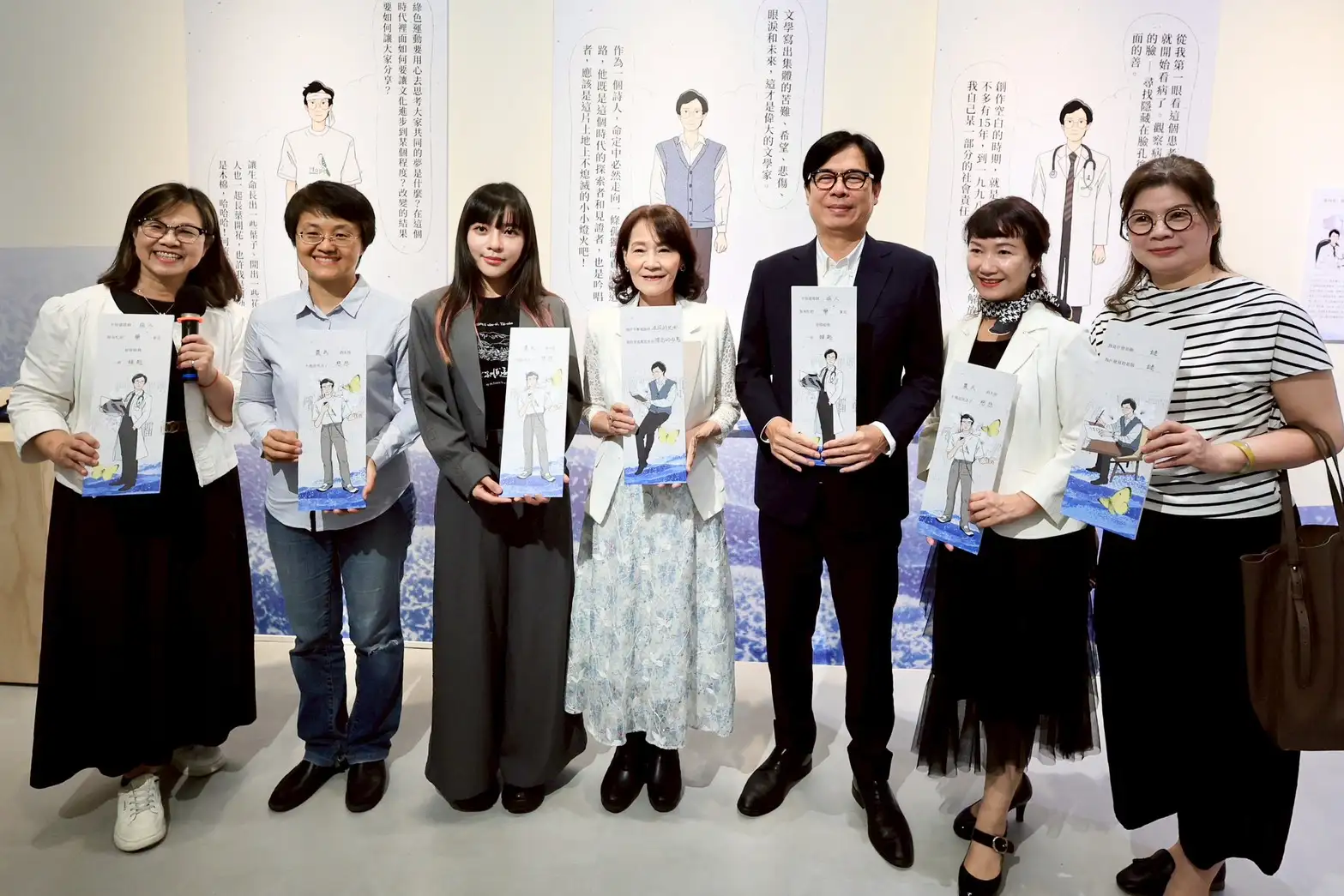 《從海而來》特展展出曾貴海手稿、筆記及生活物件,呈現詩人醫師多重身分與時代足跡。(記者吳文生翻攝)