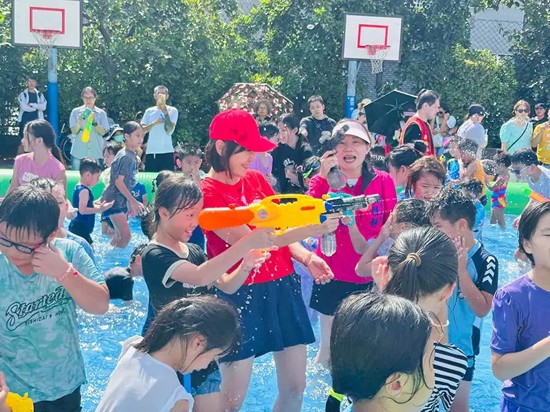 鳳山親子水戰大狂歡！柯志恩、李雅靜換裝下水陪孩子瘋玩夏日