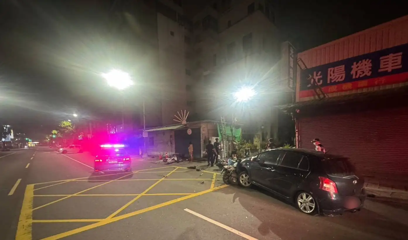 三民區大昌一路凌晨酒駕車禍，幸無人傷亡。 (圖/三民第二分局 提供)