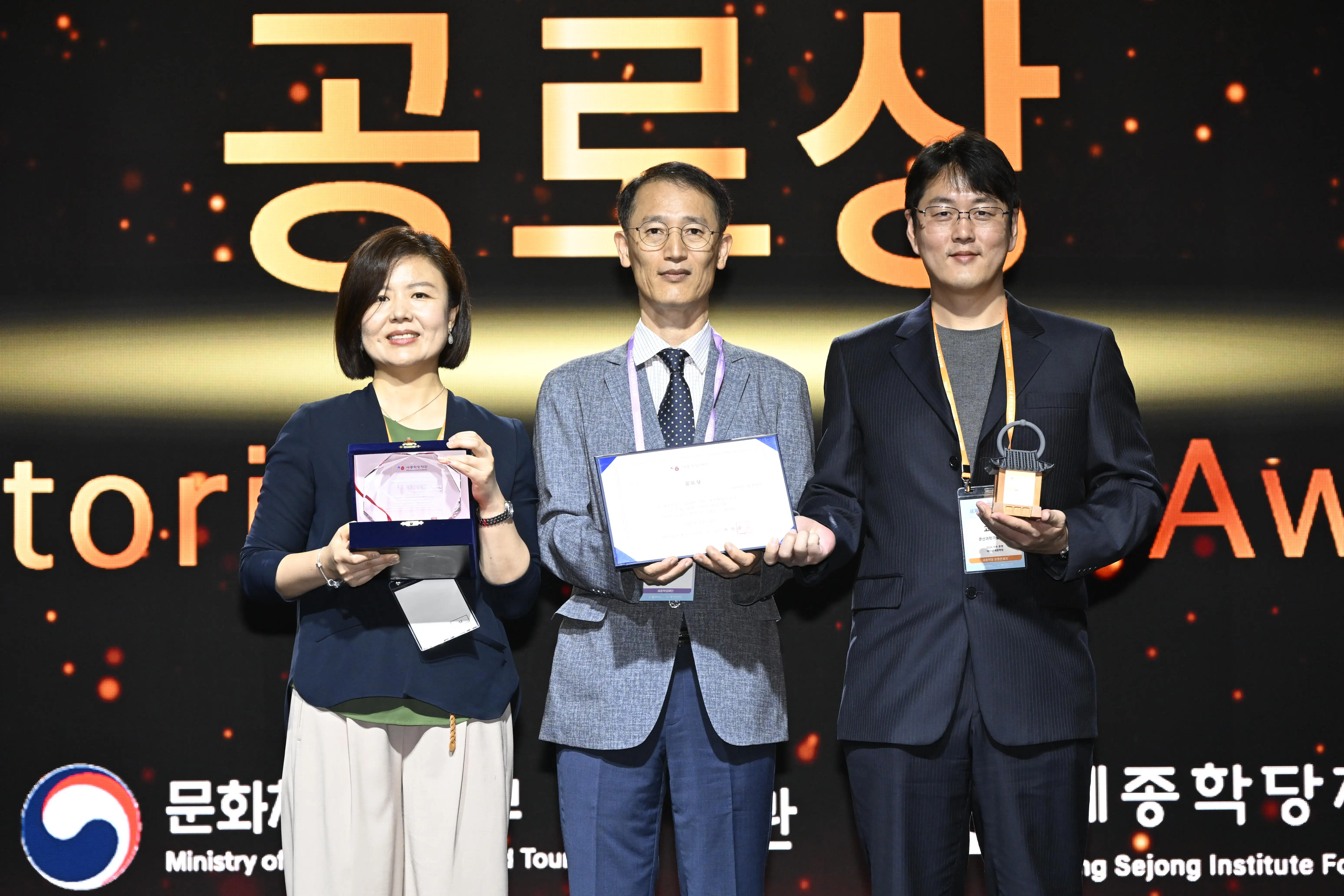 崑山科大承辦台南世宗學堂,獲選優秀學堂功勞獎,台南世宗學堂營運長高濟庚(右1)赴。(圖/崑山科技大學 提供)