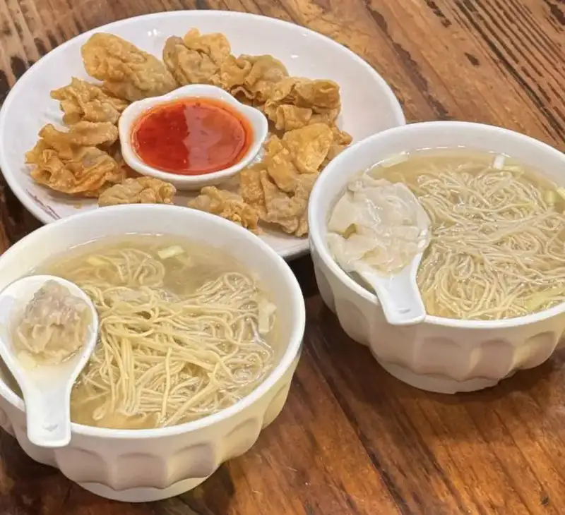 吳財記麵家傳承百年的廣式雲吞麵,竹升麵條爽滑彈牙,雲吞湯鮮味濃,搭配酥脆炸雲吞與酸甜醬汁,展現經典粵式風味的極致魅力。(記者楊婉攝)
