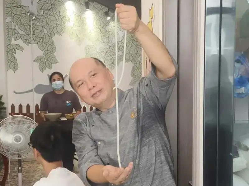 老西關瀨粉非遺傳承人現場展示手工技藝,將傳統製粉工序化作視覺饗宴,展現廣府美食背後的工匠精神與文化溫度。(記者楊婉攝)