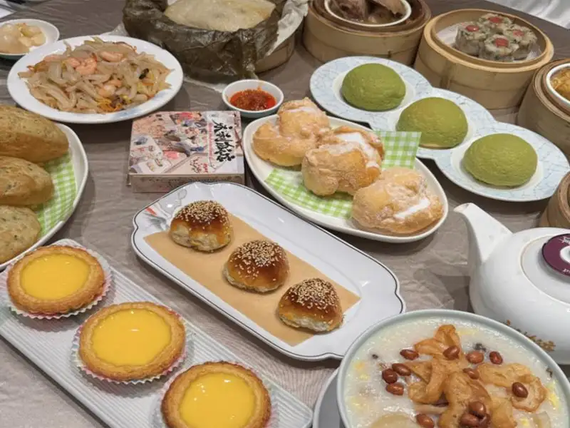 永利飯店精緻點心一應俱全,蛋撻、糖沙翁、龍船蛋撻等經典粵式風味喚醒味蕾,展現老廣州的地道早茶文化與市井記憶。(記者楊婉攝)
