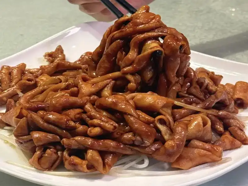 向群飯店招牌菜「豉油王鵝腸」色澤紅亮、醬香濃郁,鵝腸爽脆彈牙,每一口都滿載粵菜經典風味。(記者楊婉攝)