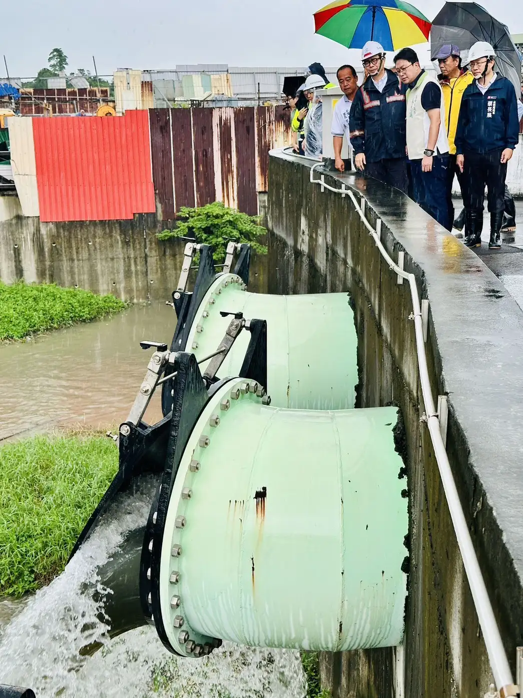 陳市長前往石螺潭抽水站,檢查抽水機組待命情況,確保關鍵時刻可即時啟動排水。(圖/高雄市政府 提供)