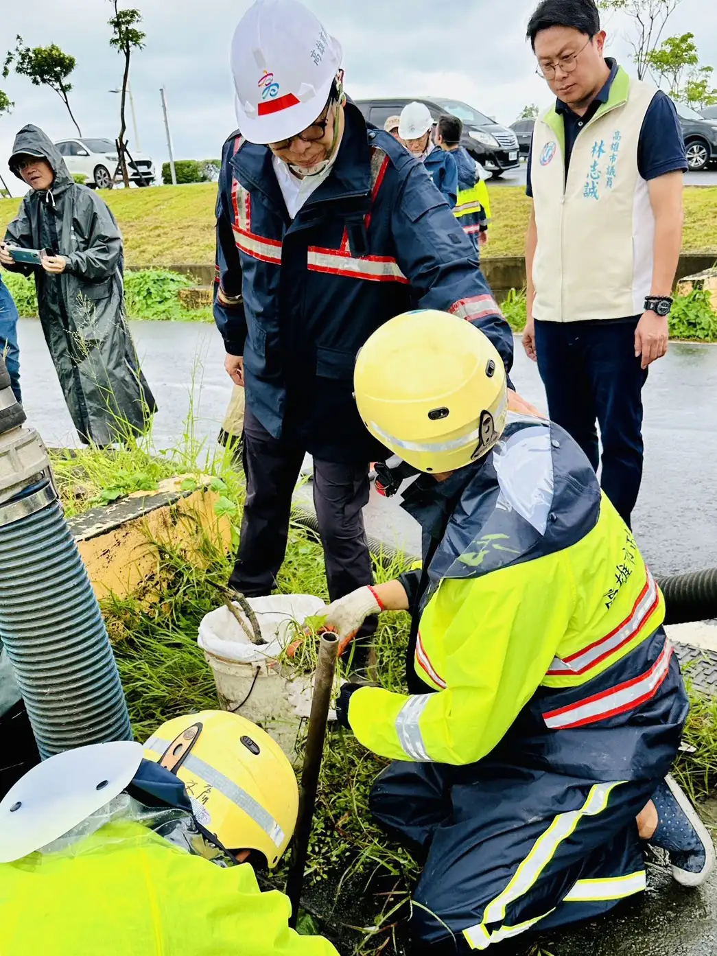 工務團隊於芋寮路進行溝渠清疏,強化排水通暢,降低強降雨造成積水風險。(圖/高雄市政府 提供)