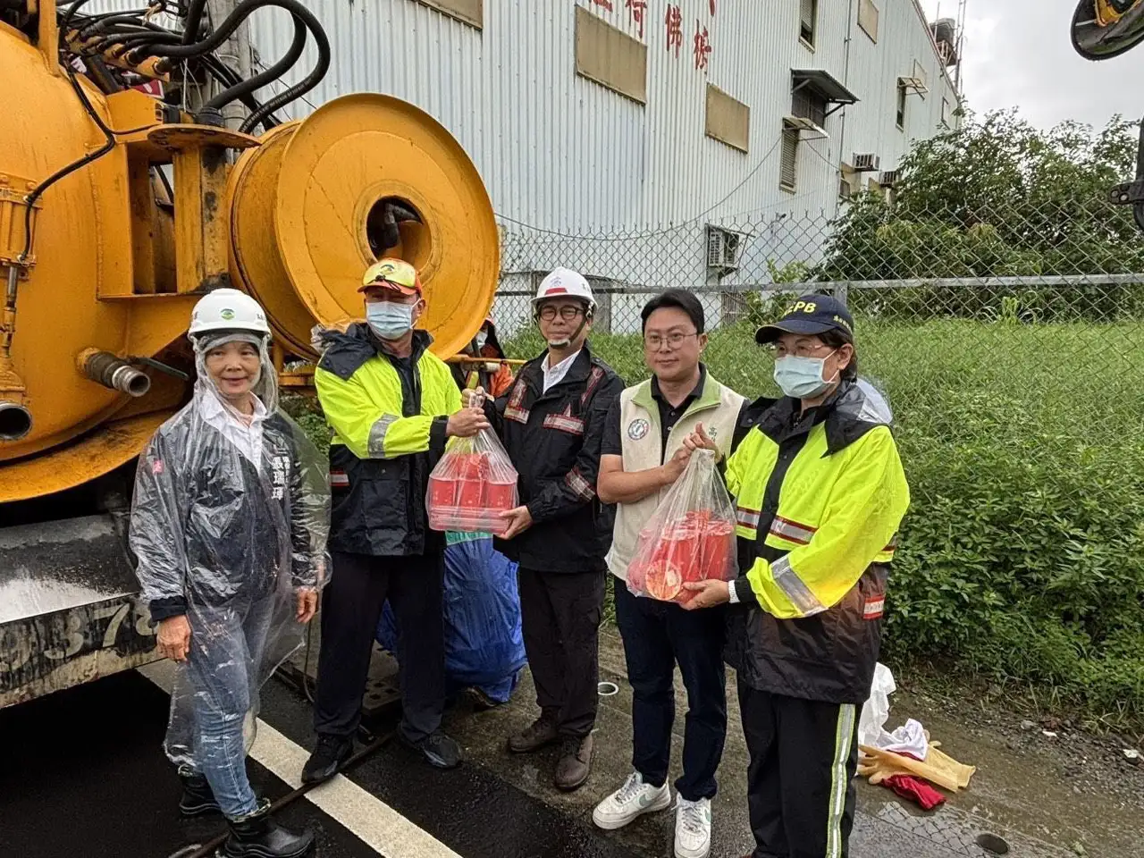 環保局人員於寶米路執行溝渠清淤,清除阻塞物,提升社區防汛韌性。(圖/高雄市政府 提供)
