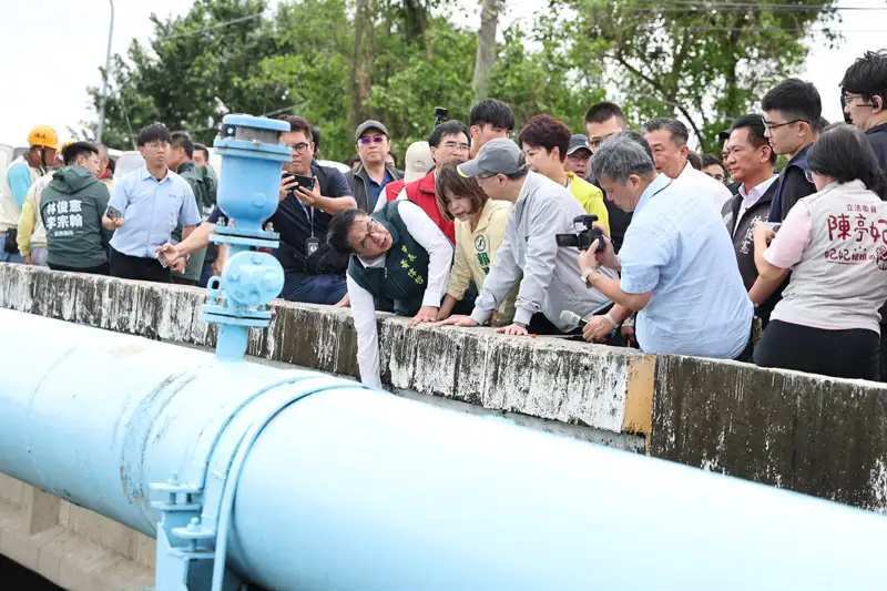 市長黃偉哲陪同院長卓榮泰視察後壁菁寮排水設施，實地了解河道瓶頸與排水情形，研商改善對策。(圖/臺南市政府提供)