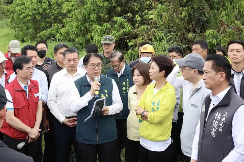 市長黃偉哲陪同院長卓榮泰視察白河區甘宅橋排水整治工程，強調中央地方攜手治水、守護居民安全。(圖/臺南市政府提供)