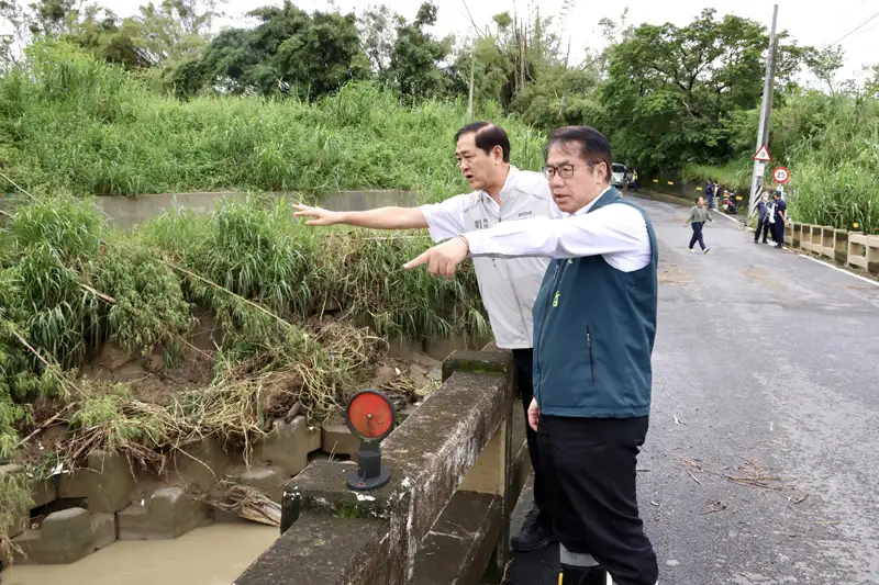 市長黃偉哲與行政院雲嘉南區聯合服務中心執行長劉米山會勘白河區甘宅橋，討論排水整治與河道改善方向。(圖/臺南市政府提供)