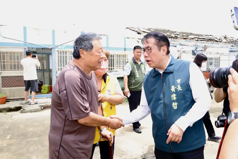 市長黃偉哲深入後壁災區，關心民宅毀損情況，傾聽居民心聲、承諾協助復原重建。(圖/臺南市政府提供)