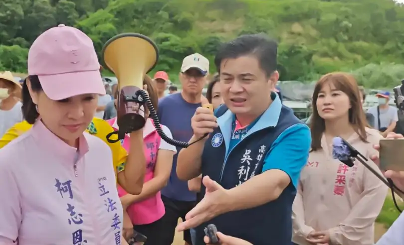 連日豪雨，高雄市大樹區和山里居民徹夜難眠，立委柯志恩與市議員吳利成到場關心，並呼籲市府加強巡查，防範災情擴大。（記者吳文生攝）