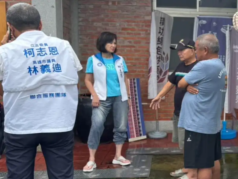 柯志恩冒雨探視美濃撤離民眾 關心孕婦與病患需求