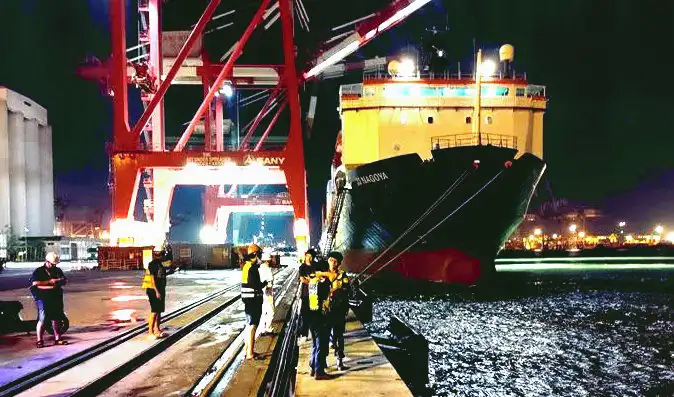疑似衝入海中的休旅車至今未尋獲,僅一隻狗從水中游出,現場搜救行動持續進行中。(圖/高雄港務消防 提供)