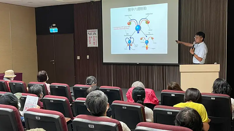 「身心樂活齊步走」系列講座針對不同主題邀請專業領域學者專家主講,為民眾帶來知識學習與身心靈成長的雞湯。(圖/中華醫事科技大學 提供)